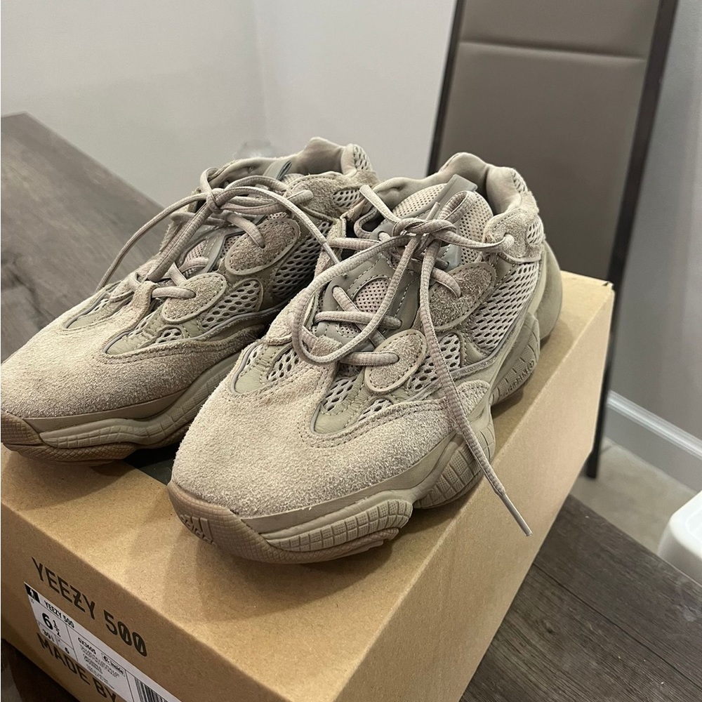 Yeezy 500 in taupe men’s 6.5/women’s 7.5